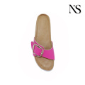 Chanclas de color rosa vibrante con hebilla dorada para el verano