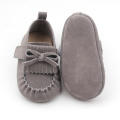 Unisex Leather Baby Moccasins သည် ကလေးလေးများအတွက် ဖိနပ်ပေါ်တွင် ချော်လဲခြင်း။