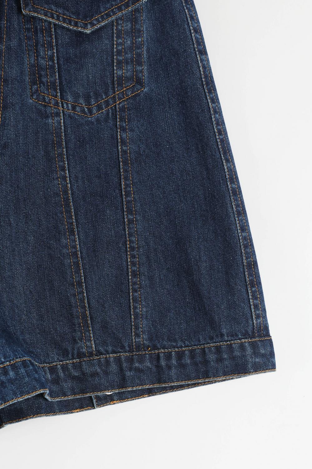 Dames met jas met zak met denim-cutoffs