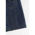 Dames met jas met zak met denim-cutoffs