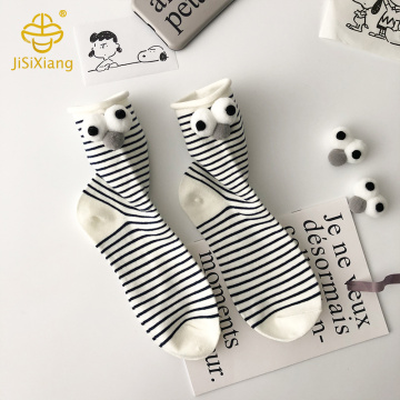 漫画の3次元の大きな目、チューブソックス、パイルソックス