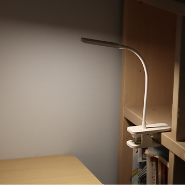 Eye Caring Clamp Light mit USB-Anschluss und 360 ° flexibler Schwingel