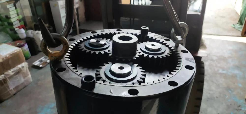 14541030 EC460 slewing gearbox