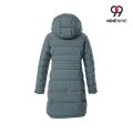 Parka de mujer con aspecto de plumón y capucha.