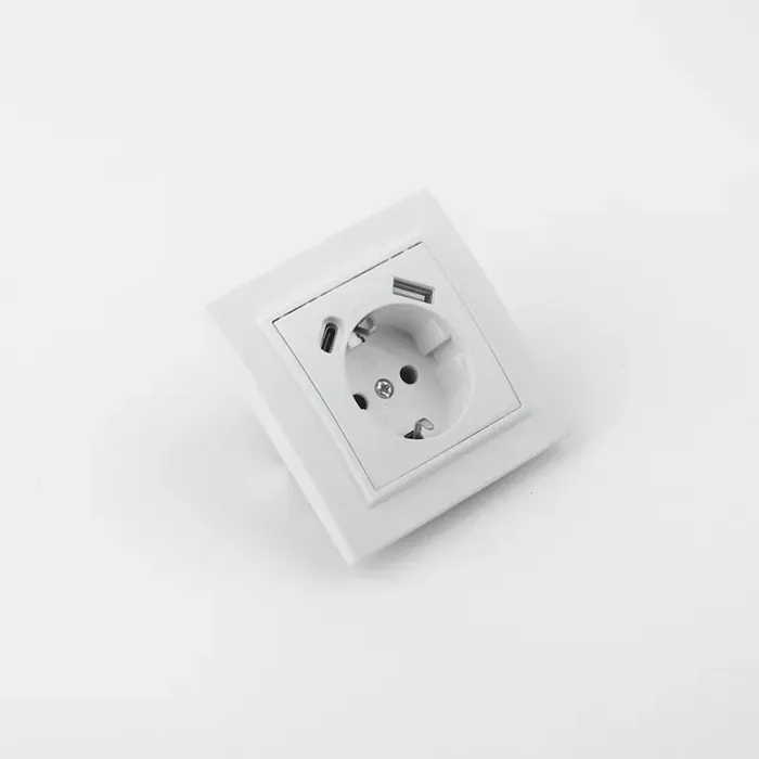 Soket Dinding Eropa dengan Pengisi Daya USB Tipe C