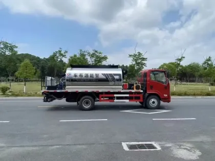 Synchronous Asphalt Gravel Chip Sealer Truck - 2.6m³ Road Asphalt Spreader Machinery