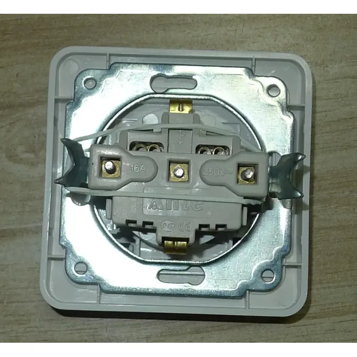 Водонепроницаемая настенная розетка Европы 10/16А с крышкой F2510