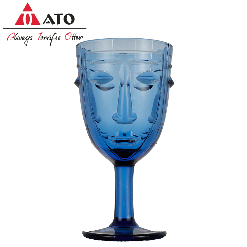 Máscara azul bebendo copos de vidro de vinho tinto