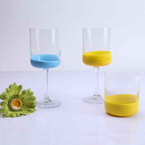 Ensemble de verres colorés au design unique