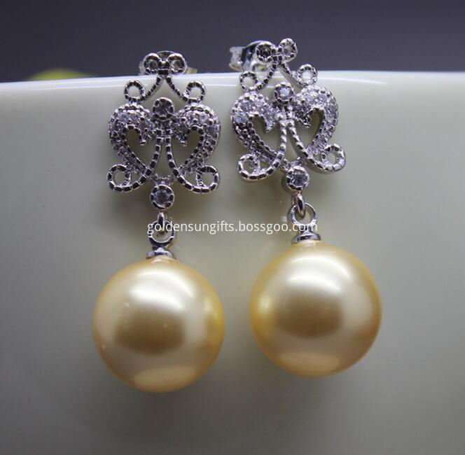 Gold Round Shell Pearl Earrings