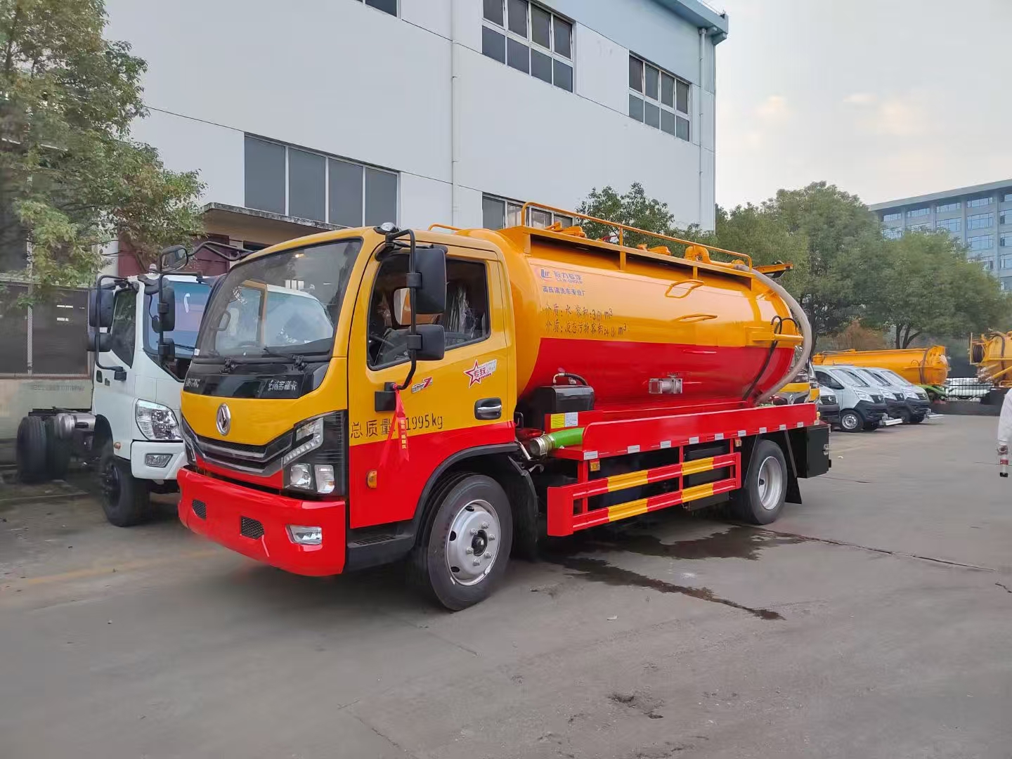 Dongfeng Vacuum Sewage Suction Truck for Waste Removal