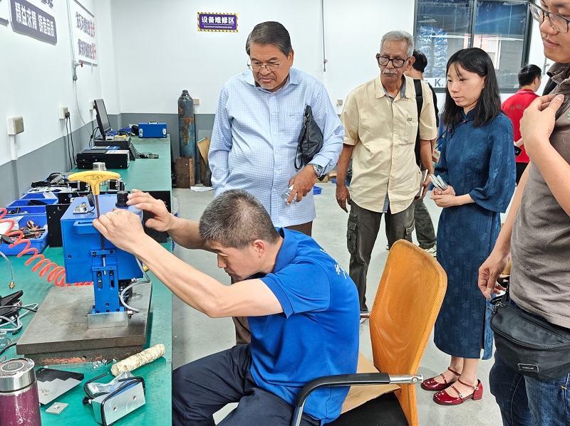Malaysian customers visited Chuke Intelligent to inspect and purchase UV laser marking and laser cleaning machines