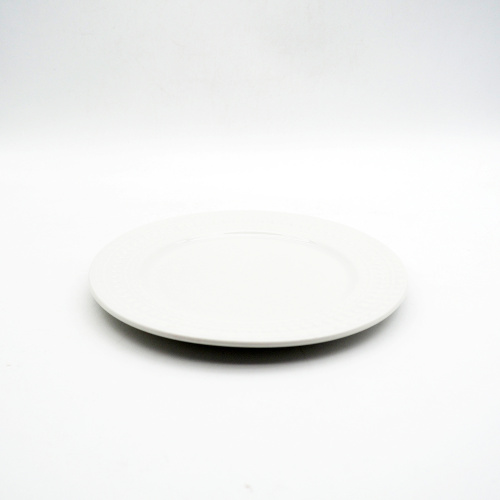 食器の白いエンボス加工されたセラミックディナーウェアは、食器を設定します