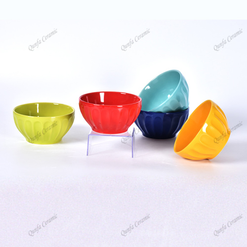Cuenco de sopa de cerámica de porcelana moderna con rayas en relieve de color