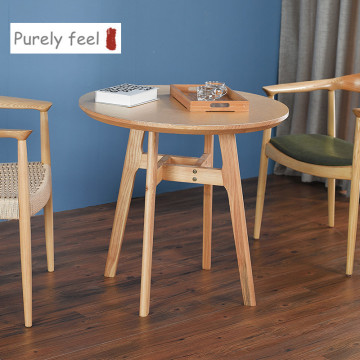 Nordisches hölzernes rundes Essen und Couchtisch