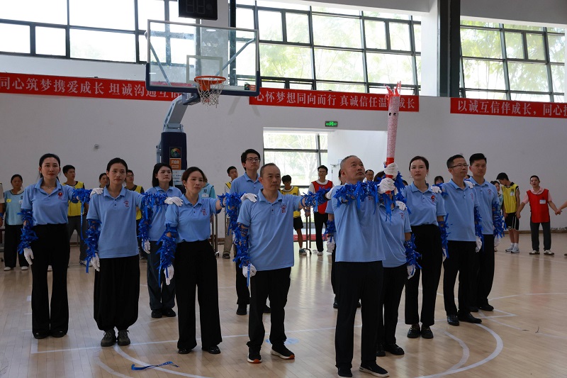 จากการขยายตัวไปทั่วโลกสู่ความรับผิดชอบด้านการกุศล! Tang Daiping จาก Liyu Precision Industry เข้าร่วมกับ Leeyu รุ่น 127 ที่โรงเรียนมัธยม Dianjiang From Global Expansion to Philanthropic Responsibility! Tang Daiping of Liyu Precision Industry Joins Leeyu Class 127 at Dianjiang Middle School