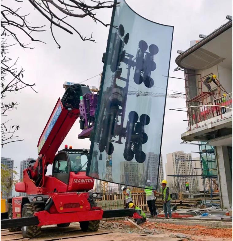 instalador de vidrio en forma de arco con Manitou Aerocar