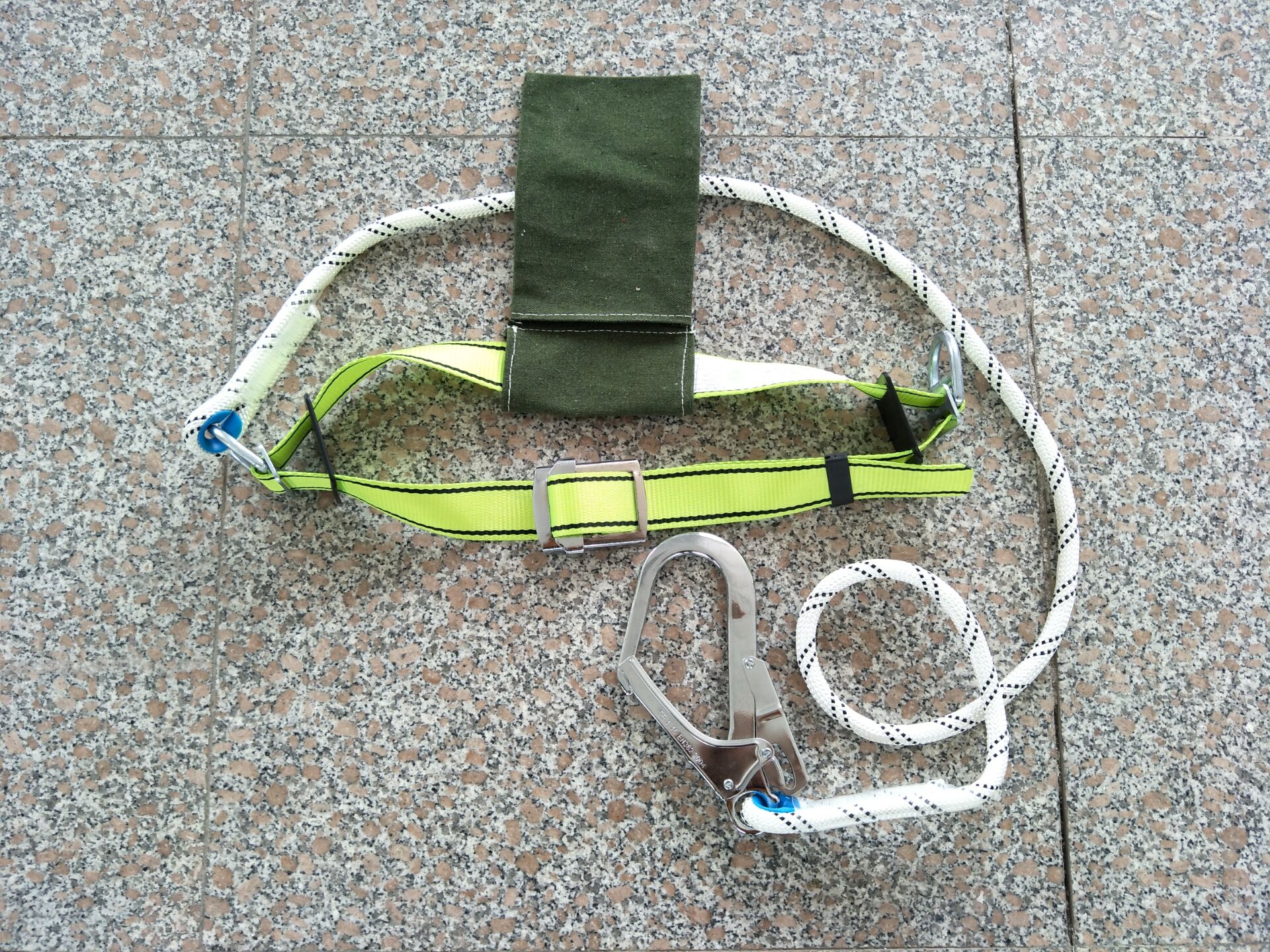 Adjustable protection full body safety harness belt with lanyard shock absorbers