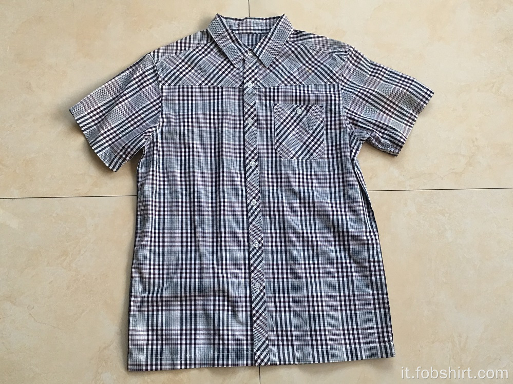 Camicia a quadri scuri a maniche corte