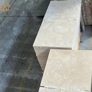 แผ่นพื้น travertine สีเงินขัดเงาที่ทันสมัยตัดเป็นขนาดกระเบื้องพื้น - หินธรรมชาติที่ทนทานและคุณภาพสูงสำหรับการใช้งานวิลล่า
