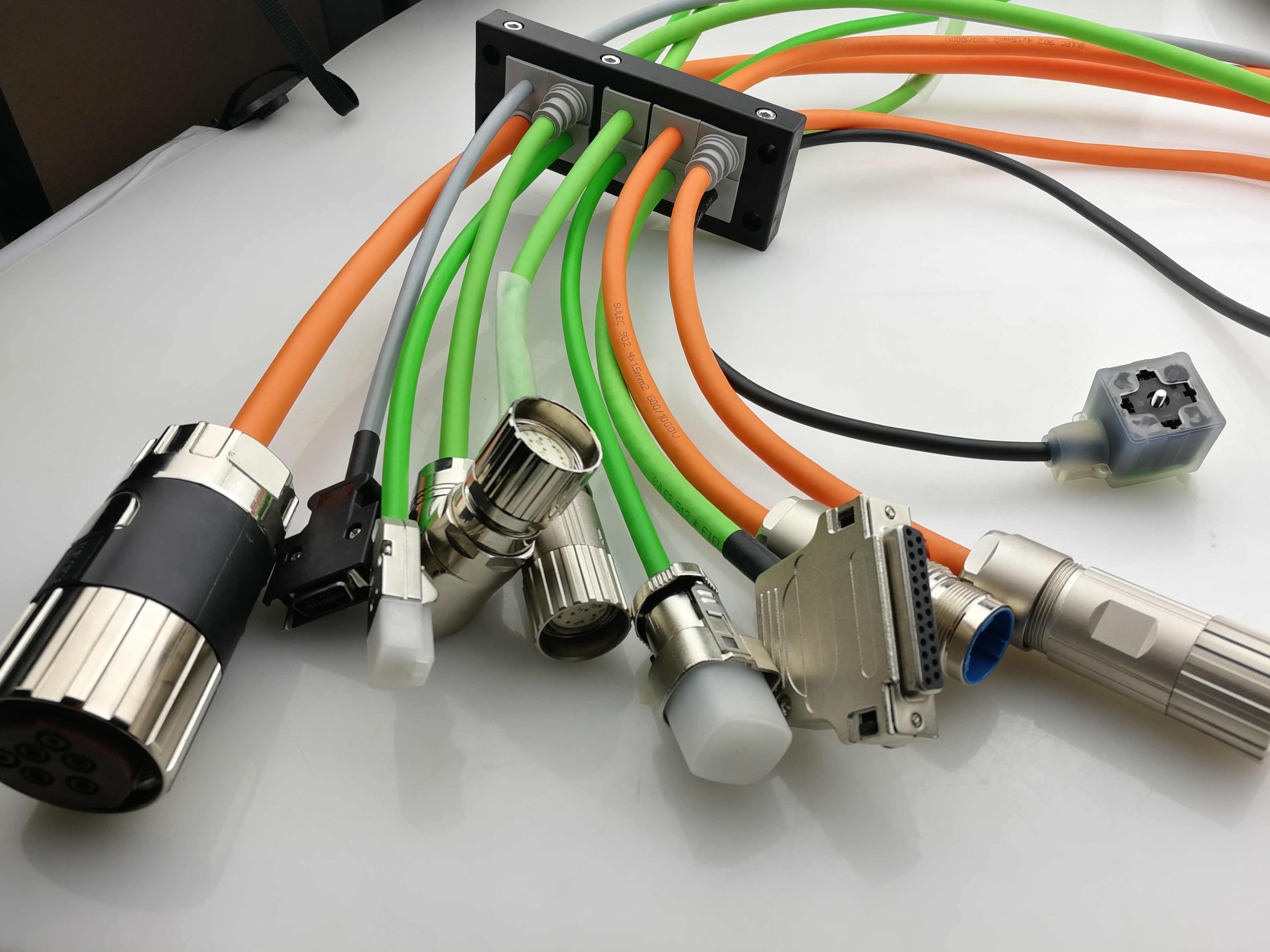 How to pass the cables through the wiring channels in the wall How to pass the cables through the wiring channels in the wall