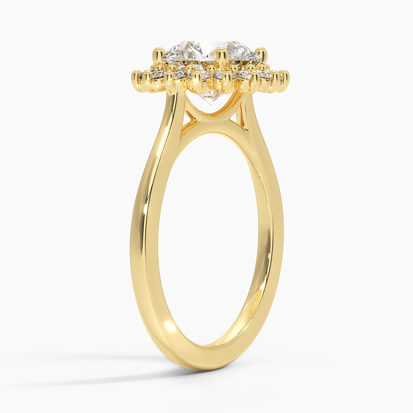 Tatlong-kapat na profile ng sunburst halo lab diamond ring na nagdedetalye sa makinis na banda at mga balikat ng katedral