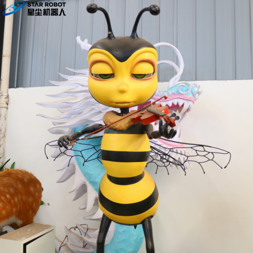 Bee Animatronic Play the Violin Performance