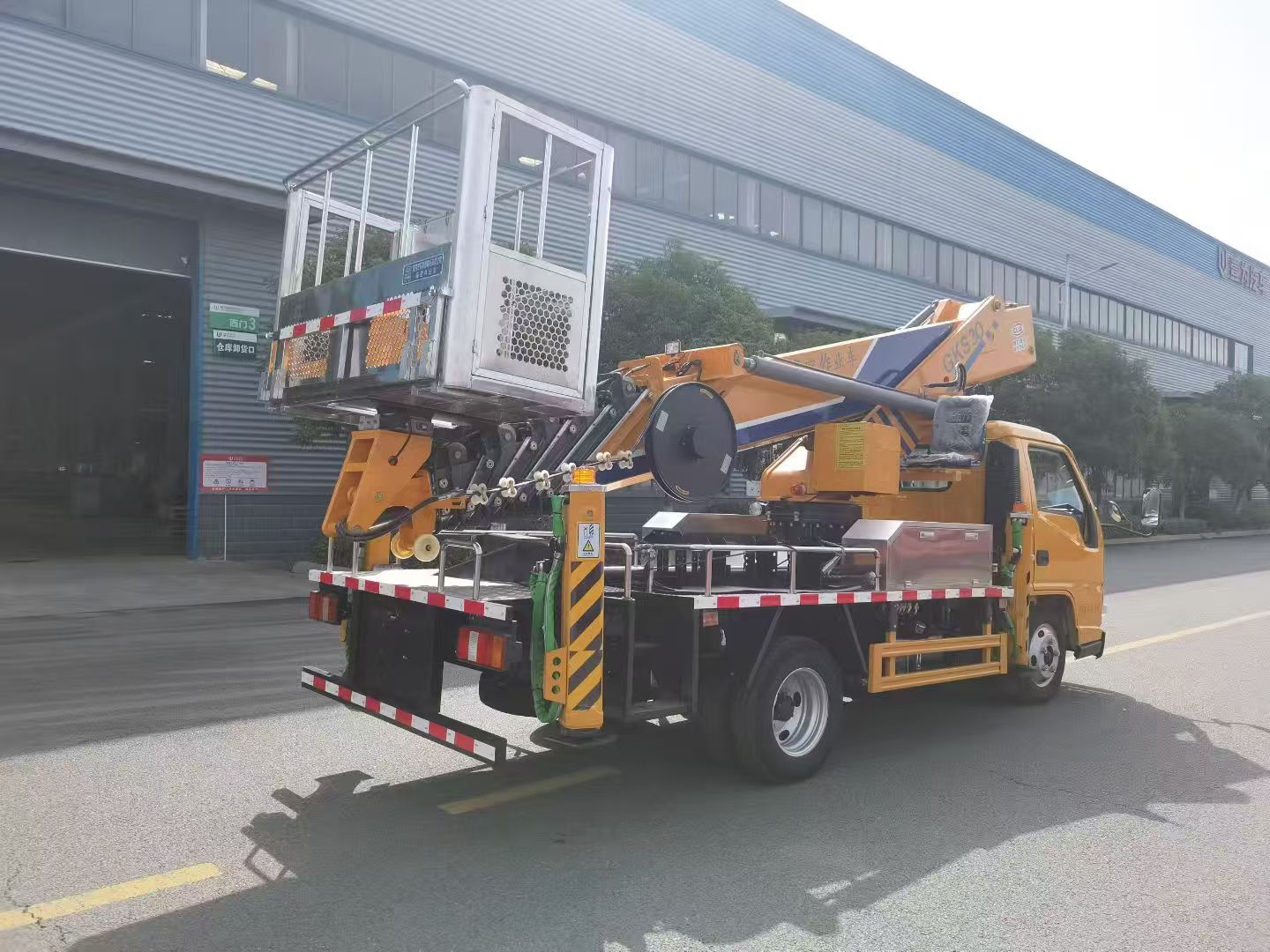 Heavy Duty Wrecker Equipped with Truck Mounted Crane