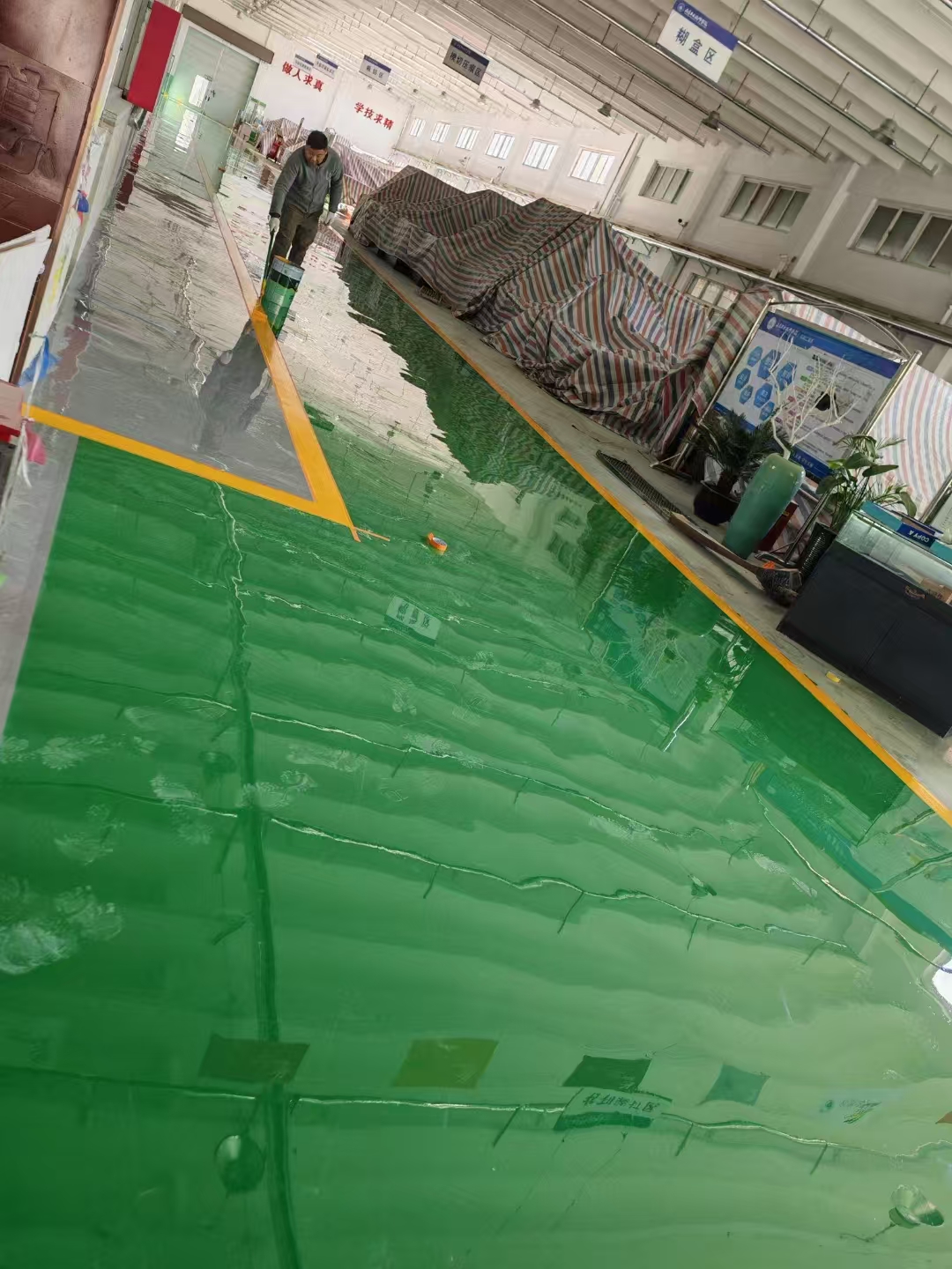 Revestimiento plano epoxi sin disolventes para uso industrial