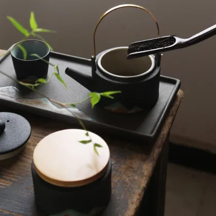 Japanese-Style Round White Ceramic Teapot for Kung Fu Tea