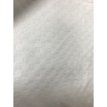 Tissu en microfibre avec motif à carreaux en relief