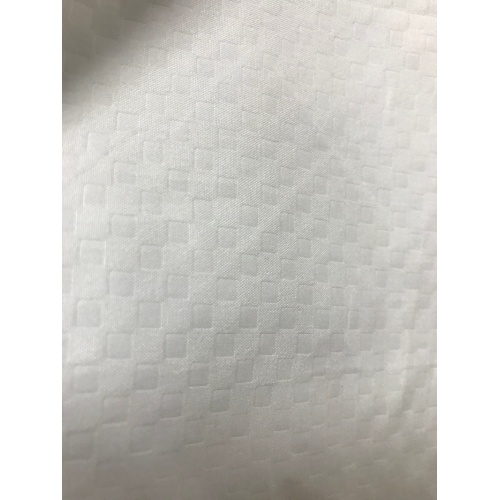 Tissu en microfibre avec motif à carreaux en relief