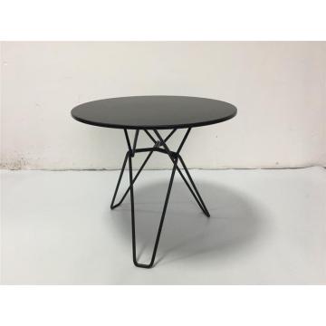 Okrągły stół z małym czarnym stołem do kawy