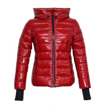 Cappotto corto trapuntato da donna con cappuccio rosso