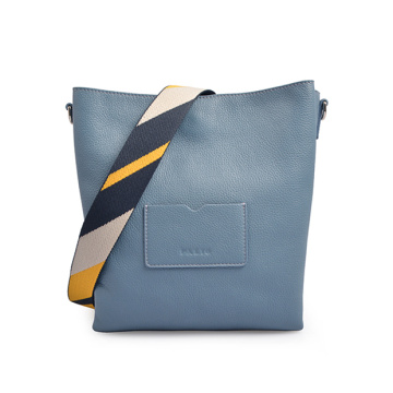 Lauren Ralph Beuteltasche aus mittelblauem Leder