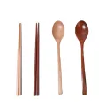 Set cucchiaio e bacchette in legno per pranzo in cucina