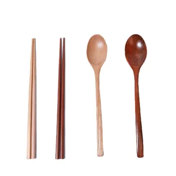 Set cucchiaio e bacchette in legno per pranzo in cucina