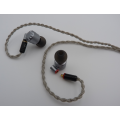 راقب سماعات الأذن ذات المشغلات المزدوجة وكابلات MMCX القابلة للفصل