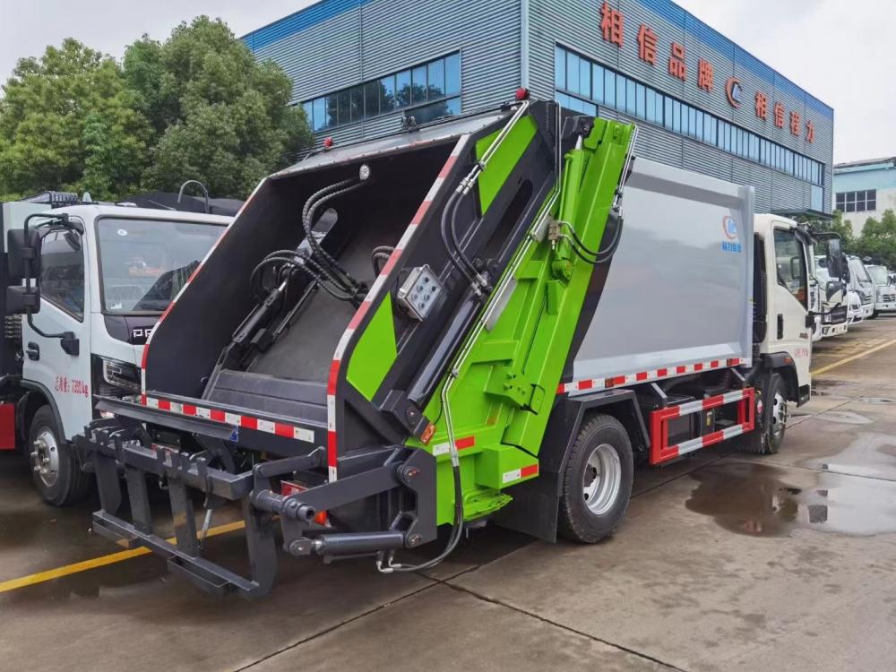 Howo 6cbm Garbage Compactor Truck 3