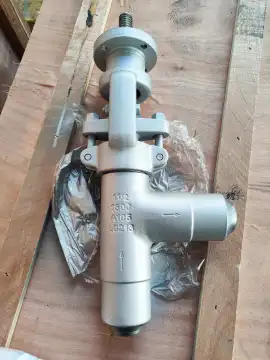 1-1/2" 1500LB A105 Angle Globe Valve