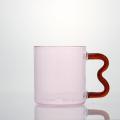손잡이가있는 맑은 색깔의 음주 유리 커피 머그잔