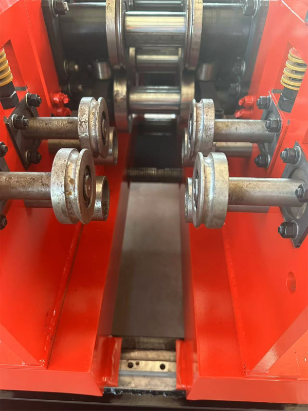 Yi Ping Ribbed Cover Plate Forming Equipment