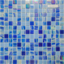 Piastrelle di piscina a mosaico in vetro blu iridescente