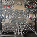 Torre estaiada durável para suporte estrutural