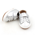 Zapatos casuales de suela blanda para bebé de color plateado