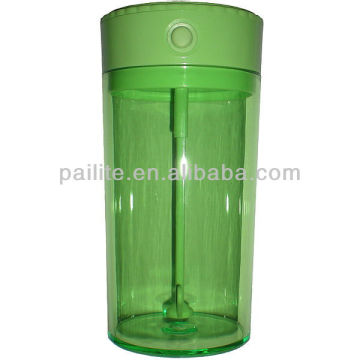 Plastikmischbecher mit Milchstärke und Getränkemixer