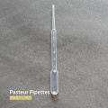 Consejo de pipeta de plástico Pasteur en microbiología