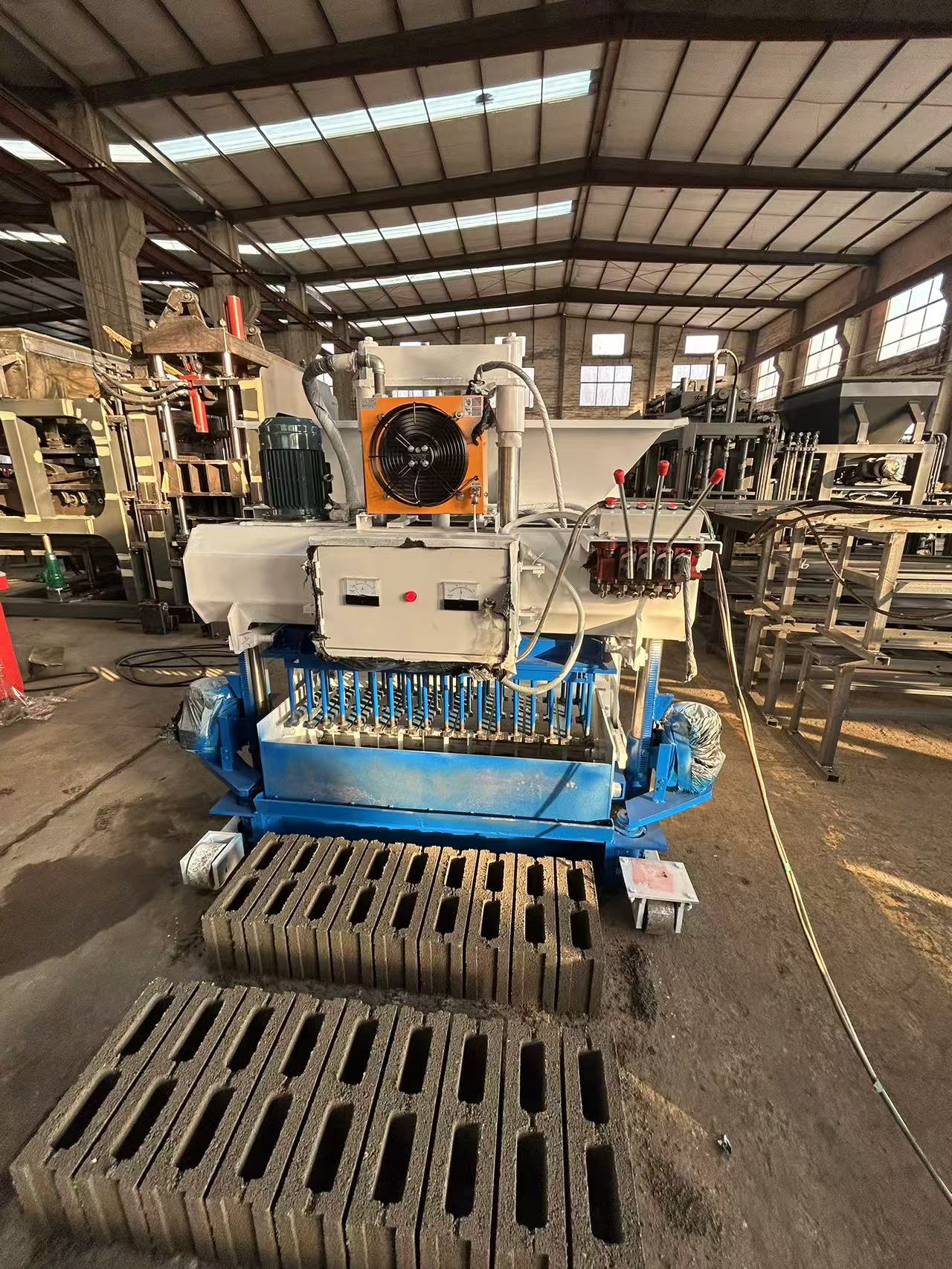 Высокопроизводительный мобильный асфальтоукладчик для быстрого производства кирпича