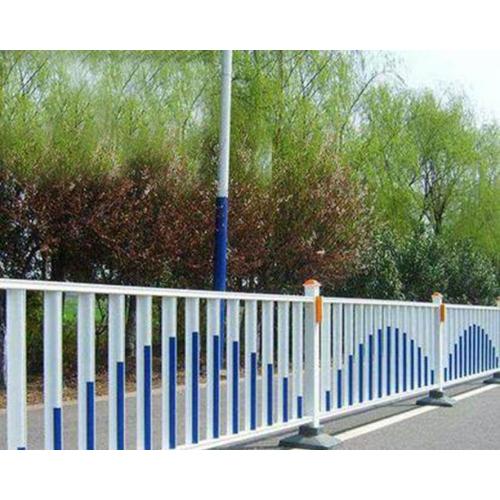 Barrera de seguridad en carretera con barandilla para peatones estable