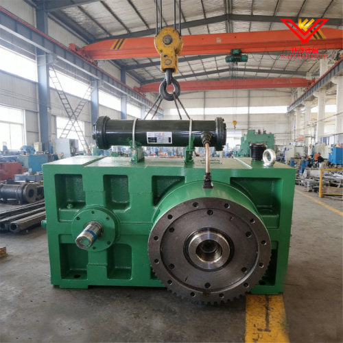 Промышленный редуктор для тяжелых условий эксплуатации со встроенным масляным радиатором